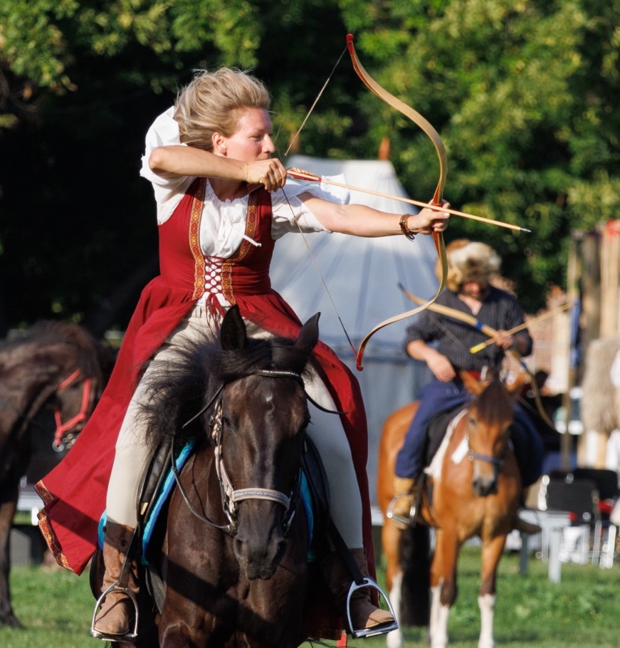 A Warlander archer drawing a bow from horseback